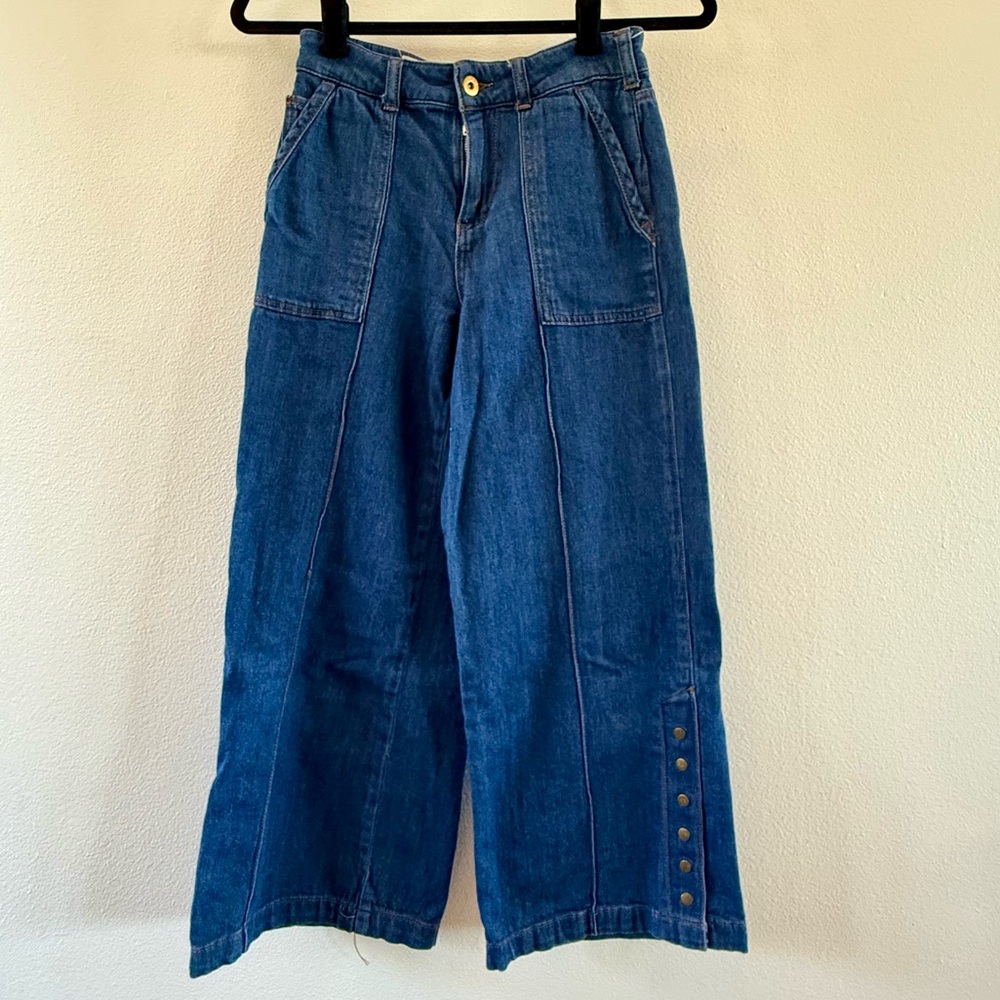 Stylish Blue Wide-Leg Denim Capri Pants